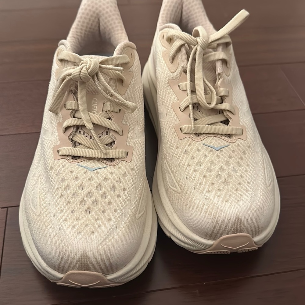 Hoka Clifton 9 shifting sand/eggnog